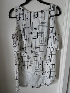 White House Black Market White Geometric Print Sleeveless Blouse